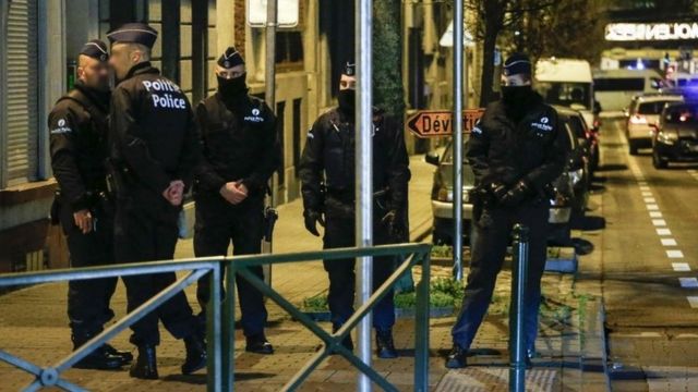 ブリュッセル・モレンベークでテロ関連の捜査を続ける警官たち(30日)