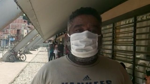 Enéias de Camargo Nogueira de máscara embaixo de área coberta em Paraisópolis