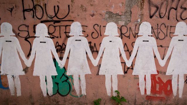 Un mural para protestar por los feminicidios en Roma, Italia