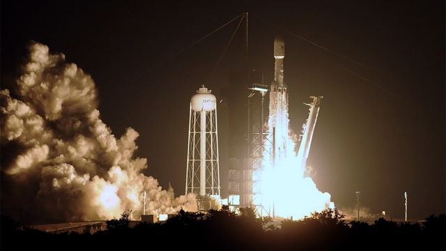 Un cohete Falcon de la empresa SpaceX con satélites de la Fuerza Aérea de Estados Unidos despega del Centro Espacial Kennedy en 2019