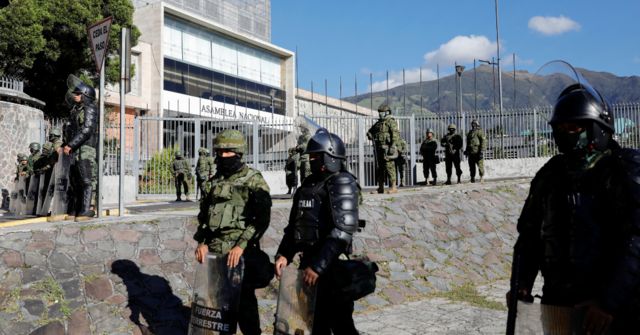 Fuerzas de seguridad fuera de la Asamblea Nacional después de que el presidente de Ecuador la disolviera por decreto.