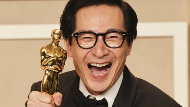 كي هوي كوان يبتسم فرحا بحصوله على جائزة أوسكار