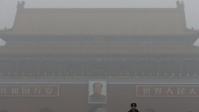 スモッグと霧にかすむ北京の天安門広場（1日）