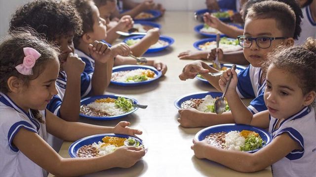 Crianças comendo merenda em escola de Macaé (RJ)
