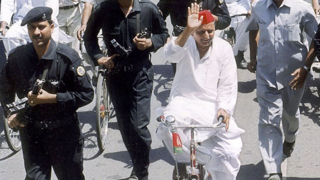 23 अप्रैल 2003, यूपी की तत्कालीन मुख्यमंत्री मायावती की सरकार के ख़िलाफ साइकिल रैली का नेतृत्व करते मुलायम सिंह यादव. इसी साल मायावती के इस्तीफे के बाद मुलायम प्रदेश के अगले मुख्यमंत्री चुने गए. वे 2007 तक सीएम बने रहे.