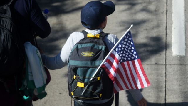 Niño camino hacia la frontera entre México y Estados Unidos
