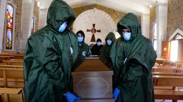 عناصر من الهيئة الصحية الإسلامية يشاركون في دفن سيدة مسيحية توفيت بسبب كورونا في جنوب لبنان