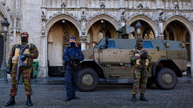 ブリュッセル市内各地を警備するベルギー兵