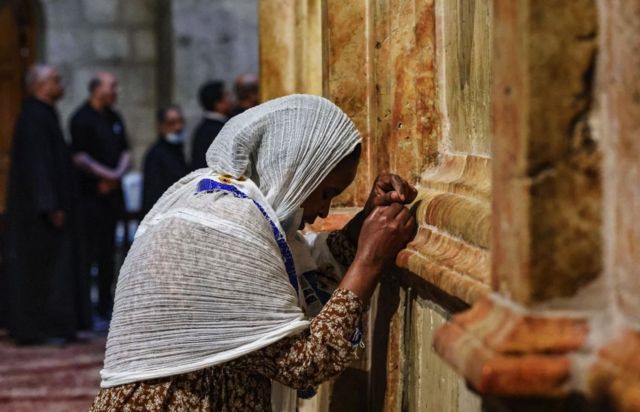 مصلية إثيوبية عند قبر المسيح في القدس
