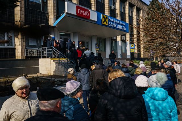 Today, those who want to withdraw money in Slovyansk, in the Donetsk region of Ukraine, lined up in front of the ATM.