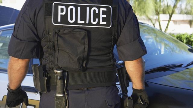 Policía de espaldas.