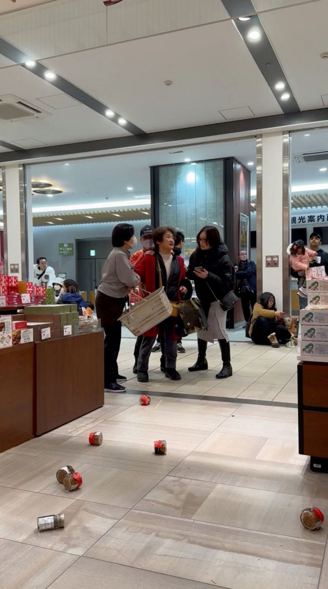 Cleintes de una tienda asustados por el terremoto en Japón