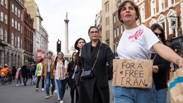 معترضان ایرانی در سراسر دنیا همراه با هموطنان‌شان در داخل کشور برای آزادی تلاش می‌کنند. این تصویر مربوط به اکتبر ۲۰۲۲ در لندن است