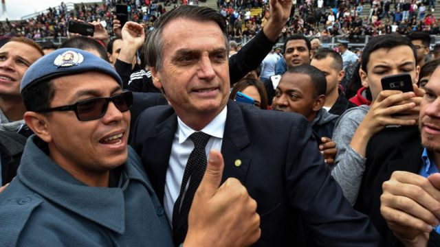 Bolsonaro surrounded by men