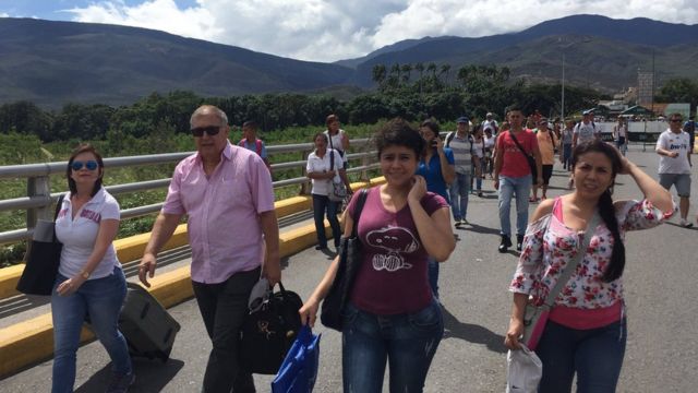 Venezolanos cruzando la frontera con Colombia