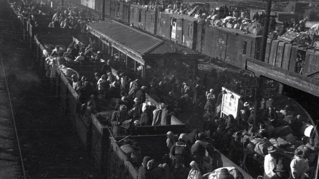 ผู้ลี้ภัยชาวเกาหลีบนรถไฟที่สถานีรถไฟแห่งหนึ่งในเมืองแดกูทางตะวันออกเฉียงใต้ของเกาหลีใต้ ในช่วงสงครามเกาหลี 29 ธ.ค. 1950