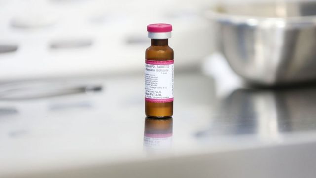 Uma dose de vacina contra sarampo em cima de mesa