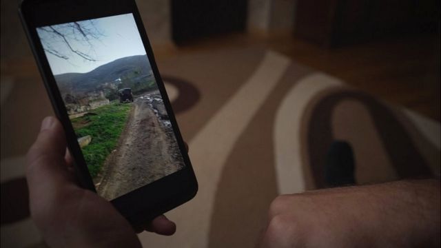 Мансур Шукуров показывает место, где он был ранен