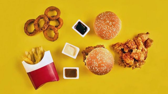 Certains aliments frits, qui contiennent des acides gras trans, peuvent augmenter notre taux de cholestérol LDL (ou "mauvais" cholestérol)