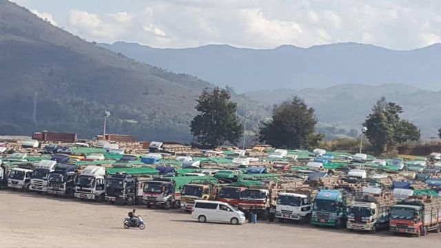 ဖရဲသခွားတင်ပြီးကားတွေ ပြည့်နေလို့ ကုန်ကားတွေလည်း ငှားမရဖြစ်နေ