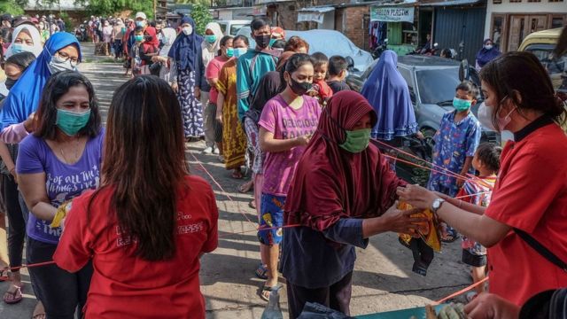Queues for palm oil in Indonesia