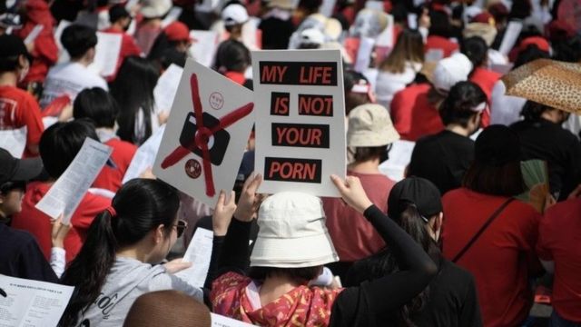 Mujeres protestan contra la pornografía hecha con cámaras ocultas en lugares públicos en Corea del Sur.
