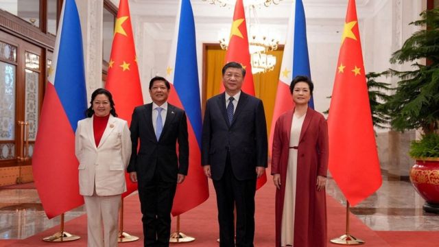 在北京人民大會堂舉行的歡迎儀式上，菲律賓總統小馬科斯和第一夫人麗莎·阿拉內塔·馬科斯與中國國家主席習近平及其夫人彭麗媛合影