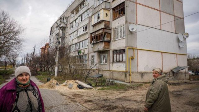 Ukraynalı kadınlar evlerinin önünde 