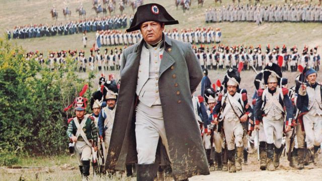 Rod Steiger caracterizado como Napoleão no filme Waterloo, de 1971