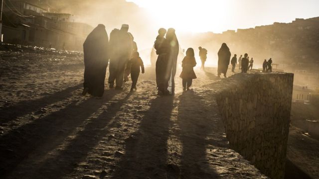Семьи на пыльной дороге в Кабуле