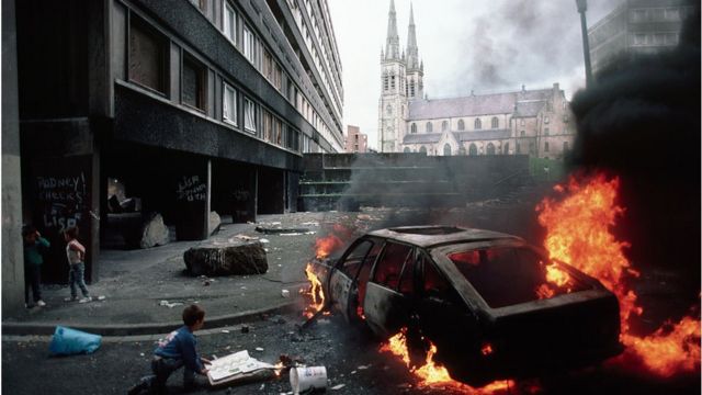 Un niño en los disturbios del conflicto de Irlanda del Norte.