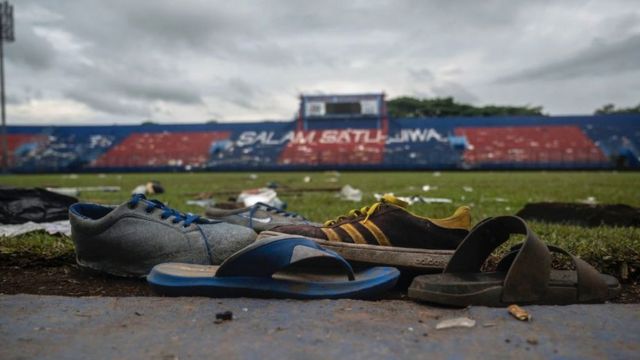 Zapatos en el campo de juego.