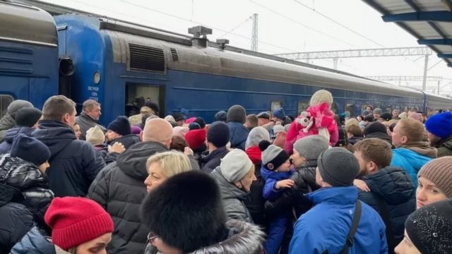 第聂伯罗车站挤满了撤离难民(photo:BBC)