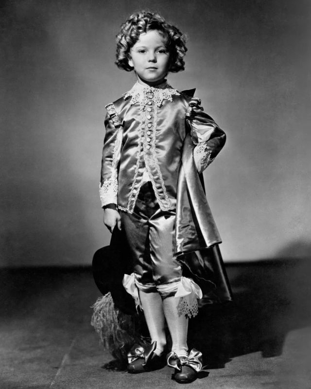 Shirley Temple vestida como o Menino Azul no filme Curly Top (A Pequena Órfã, no Brasil), em 1935