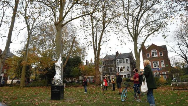A estátua fica na região de Newington Green, em Londres, perto do local da escola que Mary Wollstonecraft fundou