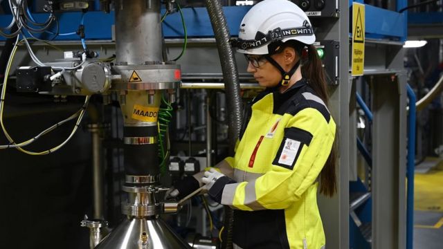 A sustentabilidade das baterias feitas com a polpa residual da fabricação de papel depende de muitos fatores, incluindo a origem da matéria-prima