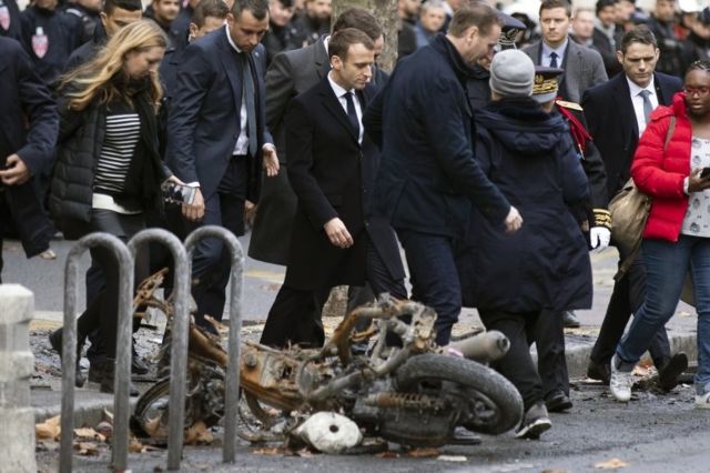 Macron camina por París