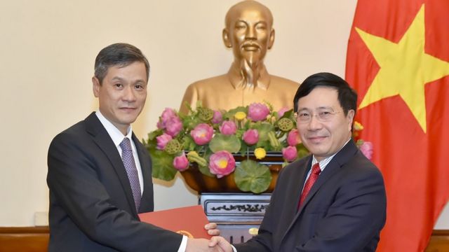 Phó Thủ tướng, Bộ trưởng Ngoại giao Phạm Bình Minh trao quyết định bổ nhiệm Trợ lý Bộ trưởng cho ông Nguyễn Minh Vũ năm 2017