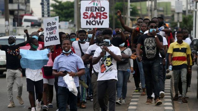 Des manifestants qui dénoncent les méfaits de l'unité spéciale contre le vol (SARS) lors d'une marche), dans le district d'Ikeja à Lagos, au Nigeria, le 9 octobre 2020.