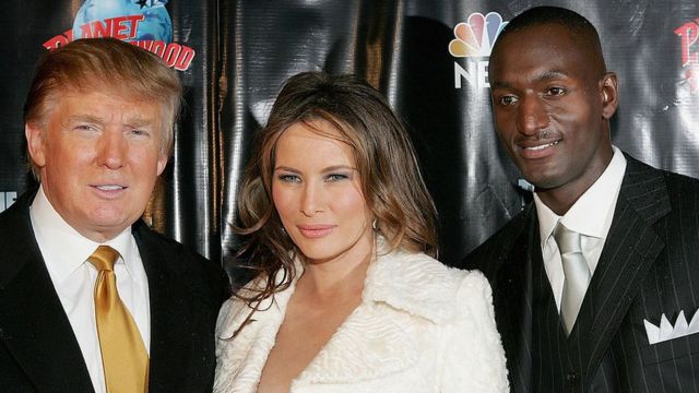 Donald Trump, Melania Trump y Randal Pinkett posan para las cámaras.