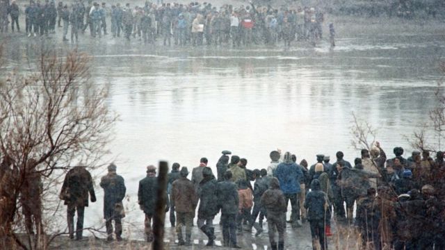 در مرز رودخانه ارس ساکنان جمهوری خودمختار نخجوان و ساکنان ایرانی تجمع کرده و برای یکدیگر دست تکان می‌دهند