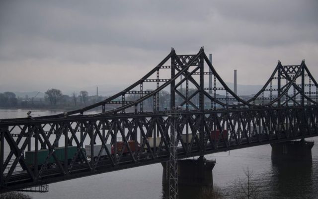 화물차들이 북한 신의주와 중국의 단둥을 잇는 다리를 건너고 있다