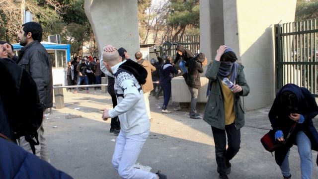 اعتراض‌ها مقابل دانشگاه تهران در روز نهم دی ماه