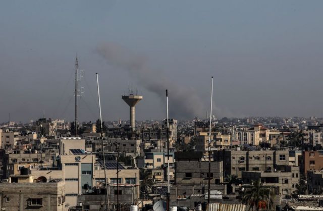 Columna de humo en la ciudad de Jan Yunis tras la incursión israelí