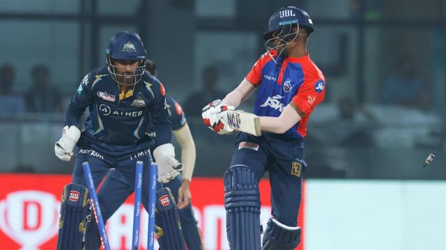 குஜராத் வேகத்தில் திக்குமுக்காடிய பேட்ஸ்மேன்கள் அக்சரின் 'அற்புதத்தால்' மீண்டெழுந்த டெல்லி கேபிடல்ஸ்