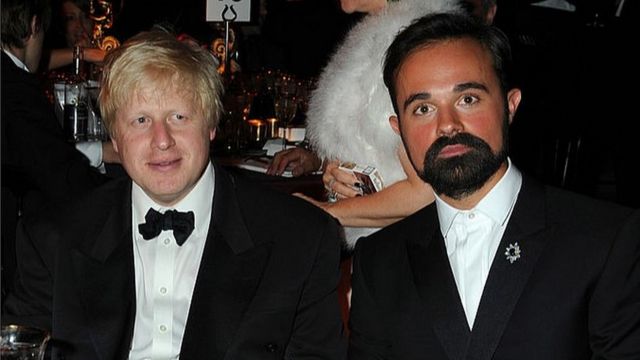 2009年，时任伦敦市长约翰逊（左）与叶夫根尼·列别杰夫（右）在社交场合上(photo:BBC)