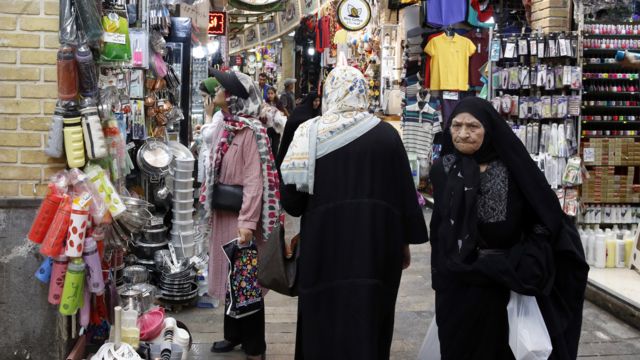 مشتریان مشغول خرید در بازار تجریش تهران