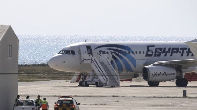 ハイジャックされキプロスのラルナカ空港に緊急着陸したエジプト航空機
