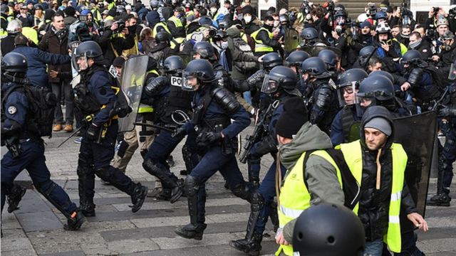 La police tente de contrôler des manifestants "gilets jaunes", près de l'Arc de Triomphe, à Paris.