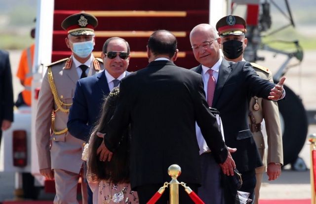 استقبال رئیس جمهور عراق از رئیس جمهور مصر در فرودگاه بغداد